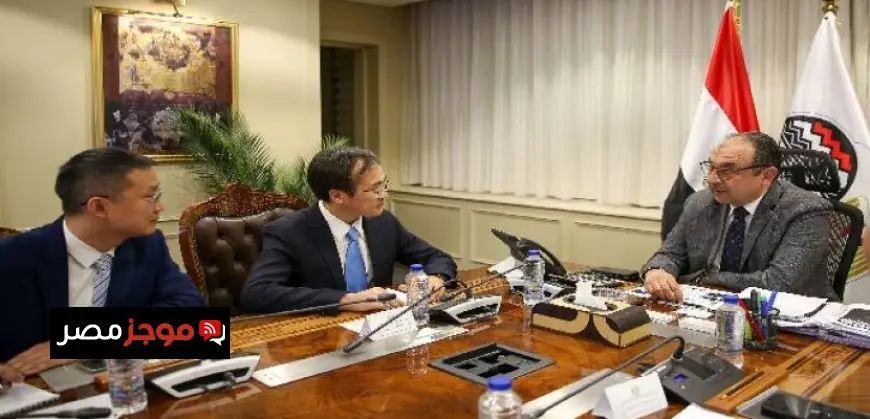 وزير قطاع الأعمال يناقش مع وفد صيني فرص التعاون في صناعة السيارات الكهربائية مع شاندونج