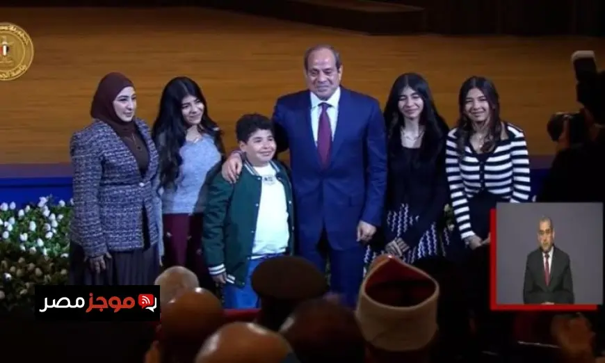 الرئيس السيسي يتشارك لحظة خاصة مع عائلة الشهيد البطل رامي هلال في صورة تذكارية