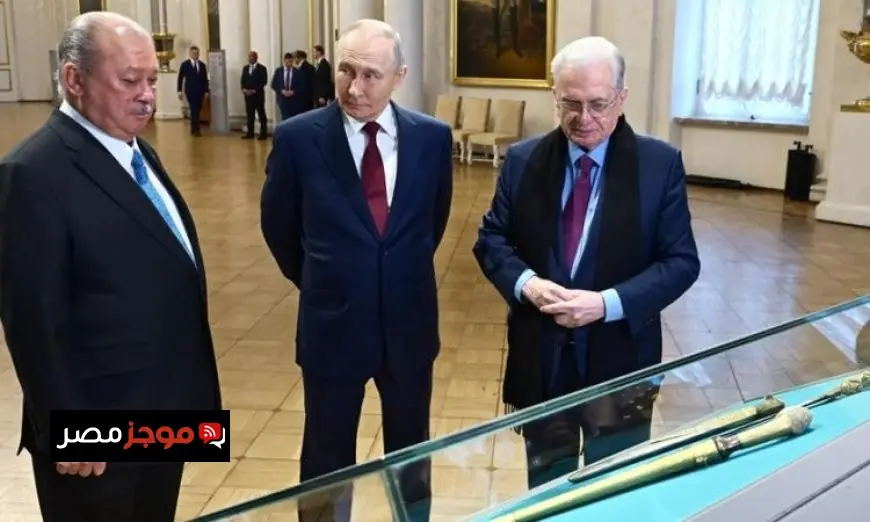 الرئيس الروسي يرحب بملك ماليزيا في متحف الإرميتاج التاريخي بسان بطرسبورغ