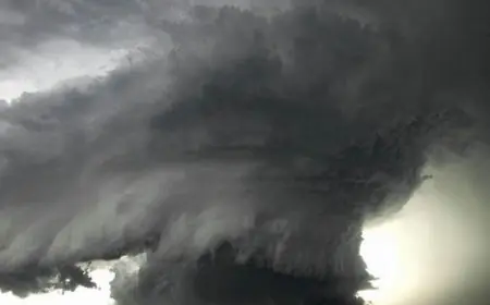 إعصار استوائي يعيق حركة الموانئ في غرب أستراليا ويهدد تصدير خام الحديد من أكبر مركز عالمي