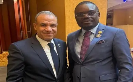 عبد العاطي يجتمع بمدير المركز الأفريقي لمكافحة الأمراض لتعزيز التعاون في مجال الصحة العامة