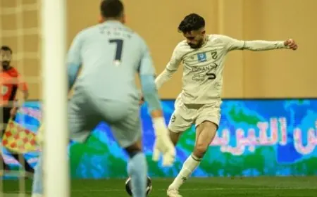 حارس مرمى يحقق إنجازًا نادرًا وينقذ ركلتي جزاء لكنه يسجل هدفًا في مرماه خلال هزيمة ضمك أمام الحزم