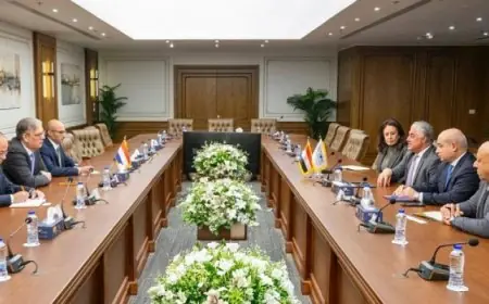 رئيس اقتصادية قناة السويس يبحث آفاق التعاون مع سفير هولندا في القاهرة