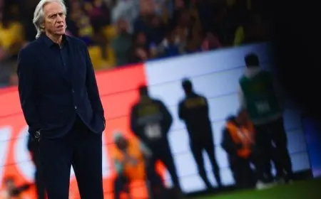 جيسوس مدرب النصر يحتفل بمباراته المئوية في الدوري السعودي ضد الاتحاد