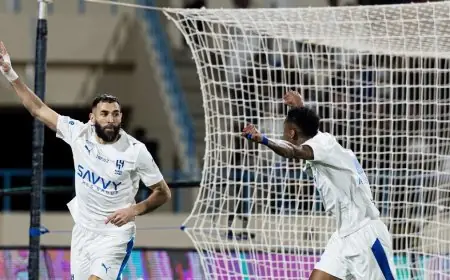 بنزيما يقود الهلال لتحقيق التقدم على الأخدود في الشوط الأول