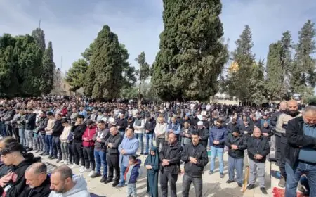 سبعون ألف مصلي يحتشدون في المسجد الأقصى لأداء صلاة الجمعة