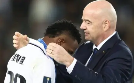 إنفانتينو يتحدث بقوة الفيفا يتحرك لدعم فينيسيوس في بيان ناري