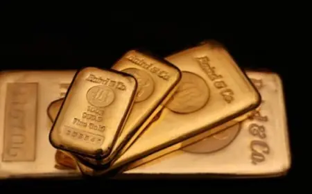 هبوط سعر الذهب بنسبة 2% في ظل ارتفاع الدولار وتراجع السيولة في الأسواق