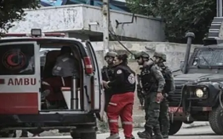 الاحتلال الإسرائيلي يحتجز طاقم الهلال الأحمر في جنوب الخليل