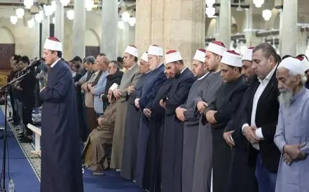 آلاف المصلين يحتفلون بالليلة الرابعة من رمضان في الجامع الأزهر بصلاة العشاء والتراويح
