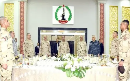 وزير الدفاع يشارك مقاتلي الجيش الثاني الميداني إفطارهم ويعزز الروح المعنوية بالفيديو والصور