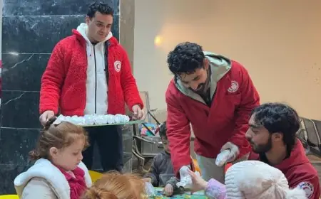 فرق الهلال الأحمر المصري تتواجد في معبر رفح لتوفير الخدمات الإنسانية للمحتاجين