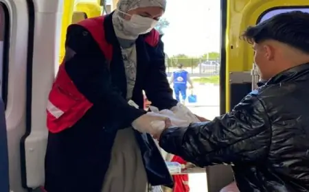 توزيع فرق الهلال الأحمر المصري في معبر رفح لدعم الجرحى والمصابين الفلسطينيين في الدفعة الـ21