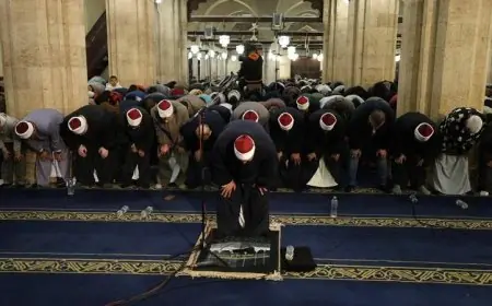 في الليالي الأولى للمغفرة آلاف المصلين يتضرعون إلى الله طلبا لرضاه وعفوه