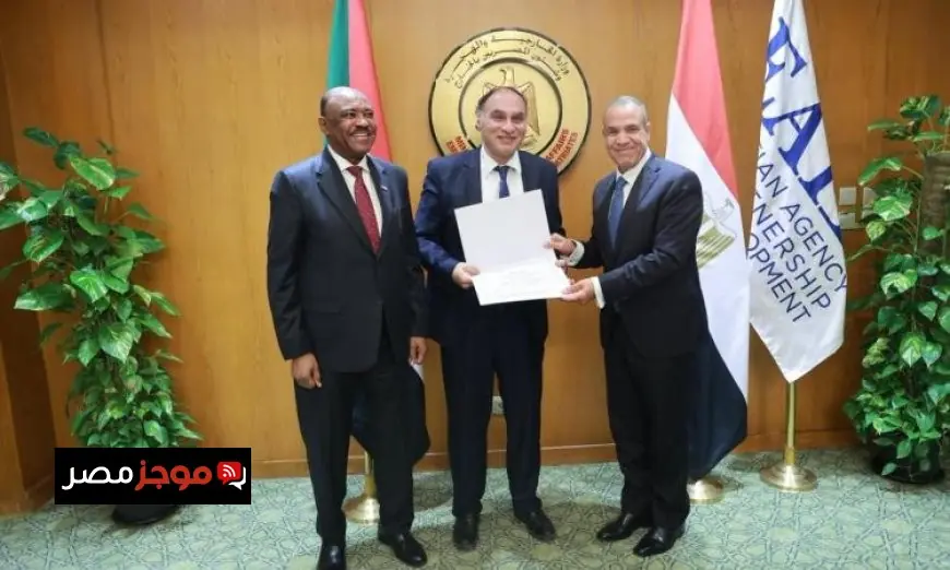 تكريم وزير الخارجية للفريق الطبي المصري الموفد إلى السودان تقديرا لجهودهم الإنسانية