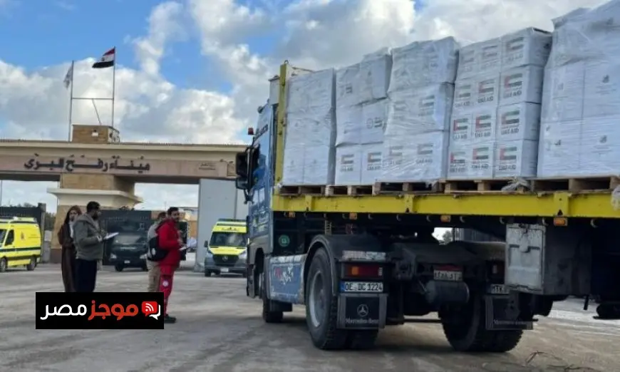 عبور 25 شاحنة مساعدات إماراتية لدعم الفلسطينيين في قطاع غزة