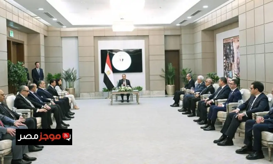 رئيس الوزراء يكرم الوزراء السابقين تأكيداً على استكمال الإنجازات السابقة