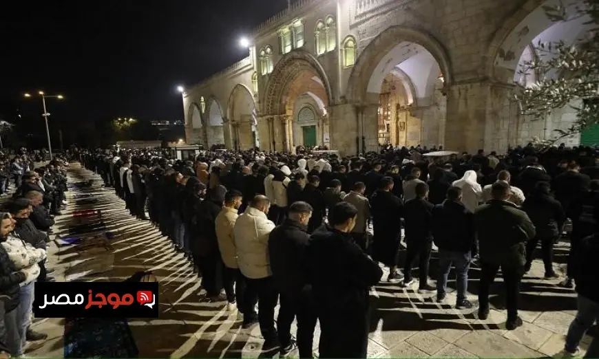 60 ألف مصلي يشاركون في صلاتي العشاء والتراويح بالمسجد الأقصى