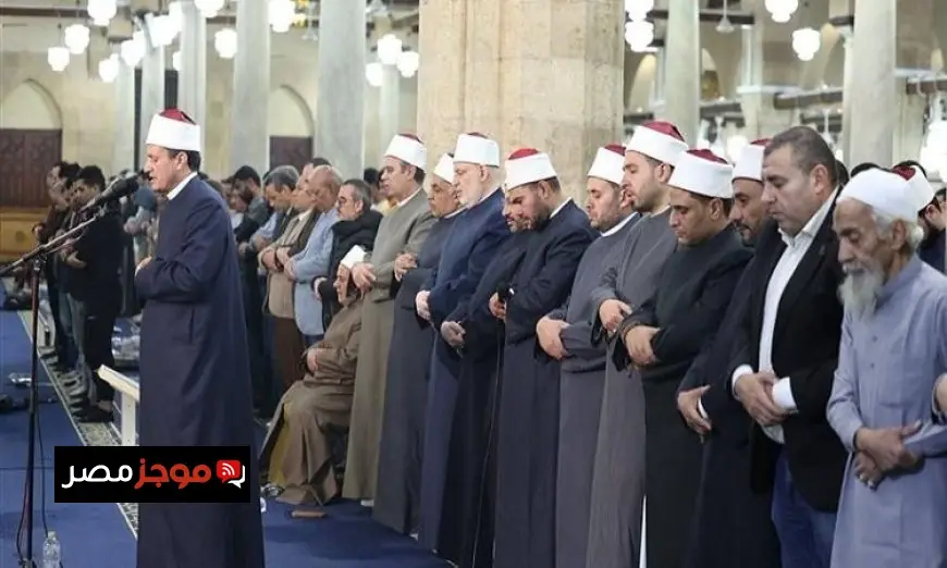 آلاف المصلين يحتفلون بالليلة الرابعة من رمضان في الجامع الأزهر بصلاة العشاء والتراويح