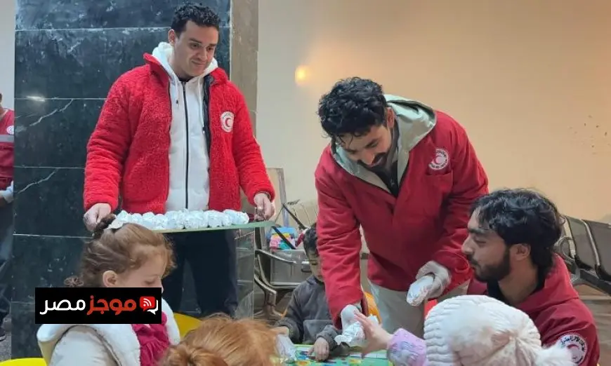 فرق الهلال الأحمر المصري تتواجد في معبر رفح لتوفير الخدمات الإنسانية للمحتاجين