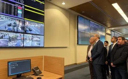 وزير الطيران يقوم بجولة تفقدية في غرفة عمليات إدارة الأزمات بمطار القاهرة الدولي