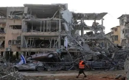 صاروخ يسقط في تل أبيب وتهديد شظايا الصواريخ يطال القدس