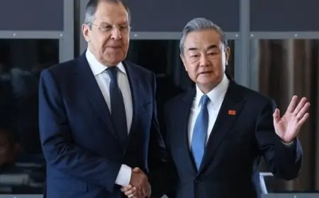 وزير الخارجية الصيني والروسي يناقشان الضربات الأمريكية والإسرائيلية على إيران