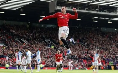 مانشستر يونايتد يحقق انتصارا مثيرا على كريستال بالاس بهدفين في الدوري الإنجليزي