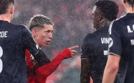 إنفانتينو ينبه اللاعبين إلى أن تغطية الفم قد تؤدي إلى بطاقة حمراء