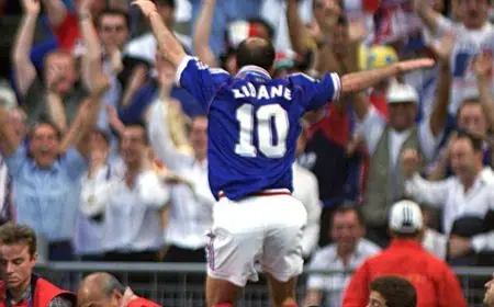 لماذا لا يحصل زيدان على التقييم الكامل بعد نهائي مونديال 1998 رغم تألقه؟