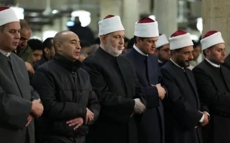 آلاف المصلين يتجمعون لأداء صلاتي العشاء والتراويح في الجامع الأزهر