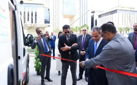 وزير الخارجية يدشن مكتب تصديقات متنقل في العاصمة الجديدة لتعزيز الخدمات الحكومية