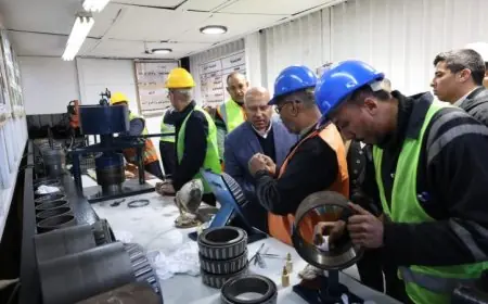 وزير النقل يقوم بجولة في ورش جبل الزيتون بالإسكندرية لمتابعة تحديث أسطول نقل البضائع