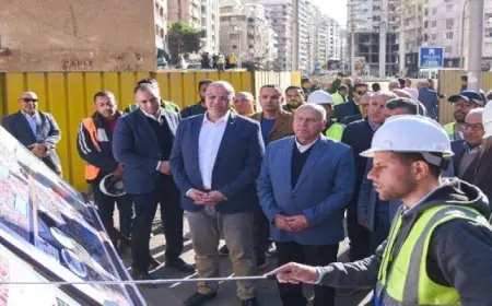 وزير النقل يستعرض تقدم مشروع إعادة تأهيل ترام الرمل في الإسكندرية