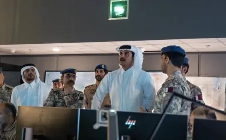 أمير قطر يتفقد مركز العمليات الجوية ويشدد على أهمية تعزيز مستويات الجاهزية