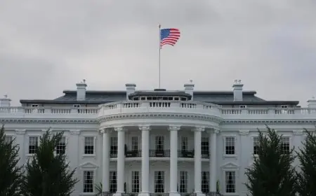 البيت الأبيض يعلن عن بدء البحرية الأمريكية في مرافقة ناقلات النفط عبر مضيق هرمز لتعزيز الأمن البحري