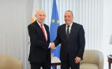 وزير الدفاع القبرصي يعزز موقف بلاده الداعم للاستقرار الإقليمي خلال لقاء مع نظيره البريطاني