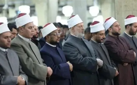 مصلون يحتشدون في الجامع الأزهر بدعوات للسلام في جميع أنحاء العالم