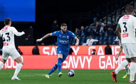 الهلال يتفوق على النجمة بهدف كريم بنزيما في الشوط الأول