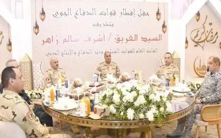 وزير الدفاع يتفاعل مع مقاتلي قوات الدفاع الجوي خلال إفطار مميز