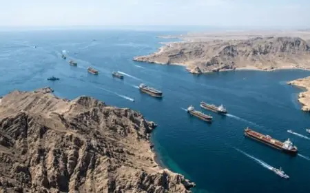 تقرير بريطاني يكشف عن هجمات على نحو 10 سفن في مضيق هرمز بعد إغلاقه من قبل إيران