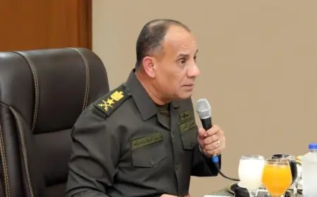 وزير الدفاع يجتمع بقادة الوحدات في الجيشين الثاني والثالث الميدانيين لتعزيز التعاون العسكري