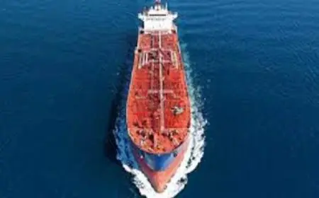 سفينة تجارية تكشف عن انفجار مثير على بعد 31 ميلا بحريا شمال غرب ميناء خليفة