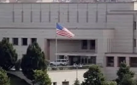 السفارة الأمريكية في مسقط تحذر رعاياها من ضرورة مغادرة سلطنة عمان عبر الرحلات التجارية