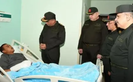 وزير الدفاع يتفقد حالة المصابين في مجمع الجلاء الطبي بصور إنسانية مؤثرة