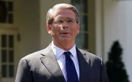 وزير الخزانة الأمريكي يؤكد أهمية تحالف دولي لحماية السفن في مضيق هرمز