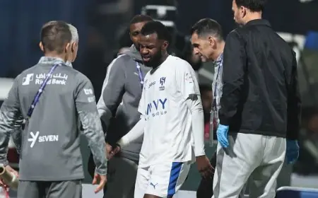 فرص مثيرة لبنزيما وإصابة تمبكتي في شوط أول خالٍ من الأهداف بين الفتح والهلال