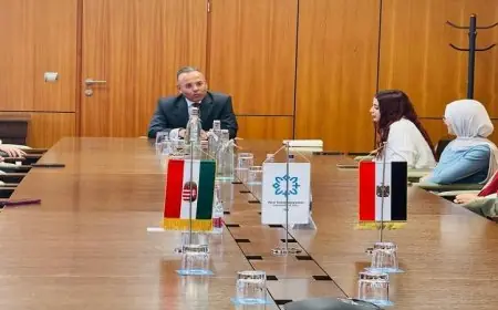 السفير المصري في المجر يلتقي الطلاب المصريين الدارسين في بيتش لتعزيز العلاقات الثقافية