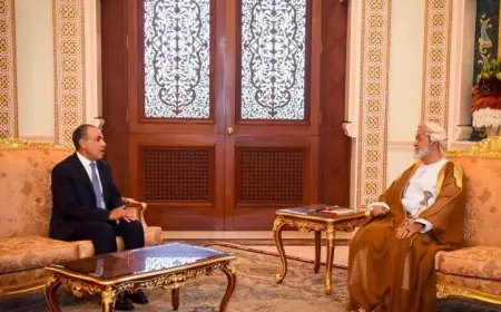 وزير الخارجية يعبر عن تضامنه مع سلطان عُمان ويستعرض جهود احتواء التصعيد