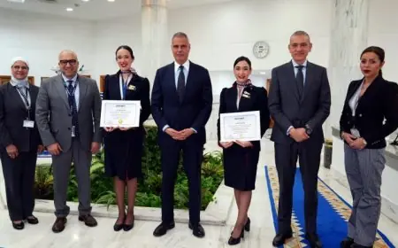 كرم رئيس الشركة القابضة لمصر للطيران طاقم الضيافة الجوية تقديراً لموقفهم الإنساني المميز